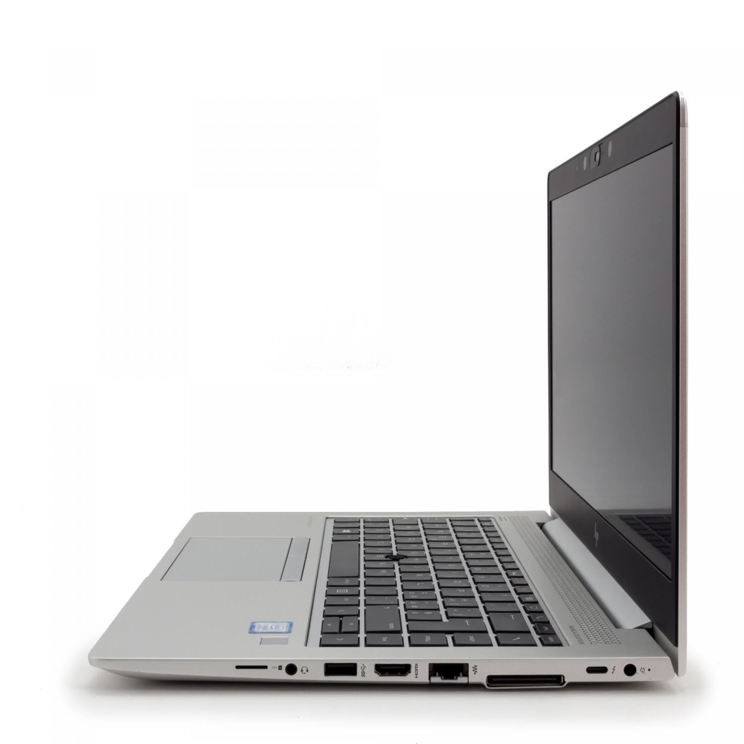 Ein silberner Laptop wird aus einem Seitenwinkel auf weißem Hintergrund gezeigt. Der Bildschirm ist geöffnet.