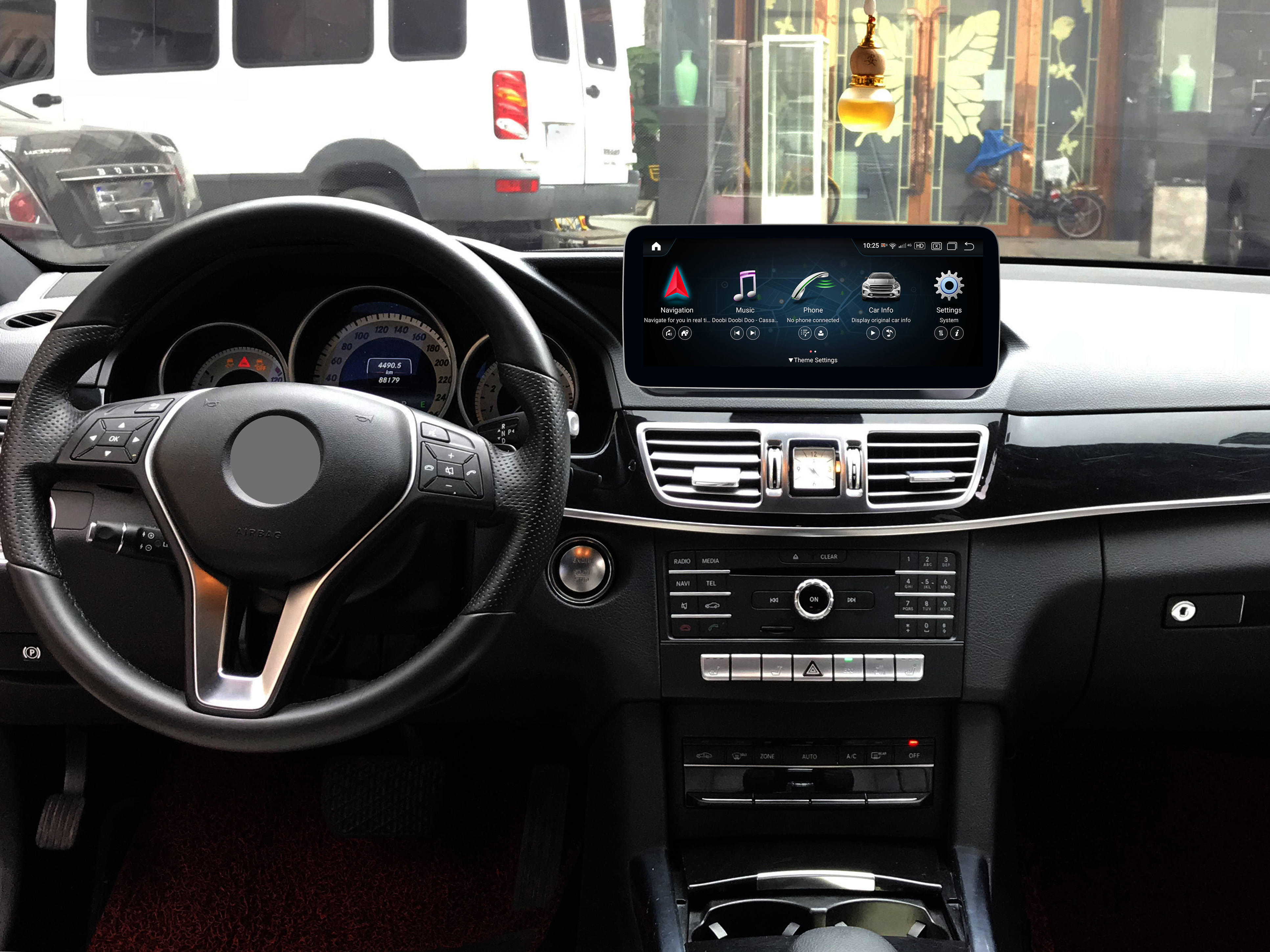 Armaturenbrett eines Autos mit Bildschirm, der Navigation und Fahrzeuginformationen anzeigt.