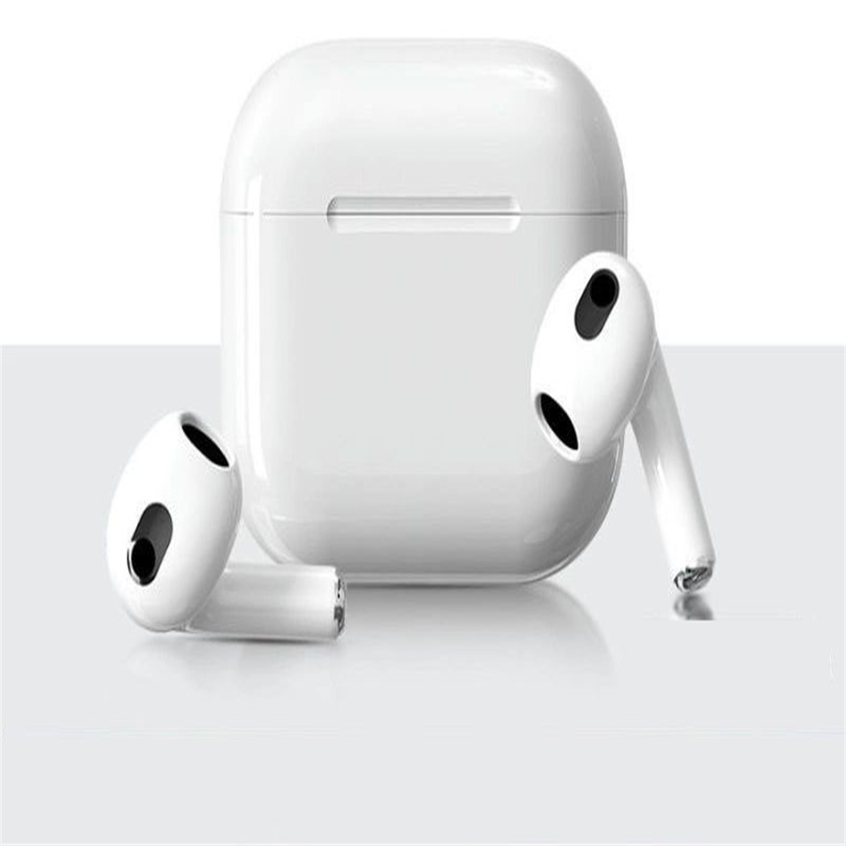 Weißes AirPods-Case und zwei AirPods. Alle sind weiß und auf weißem Hintergrund isoliert.