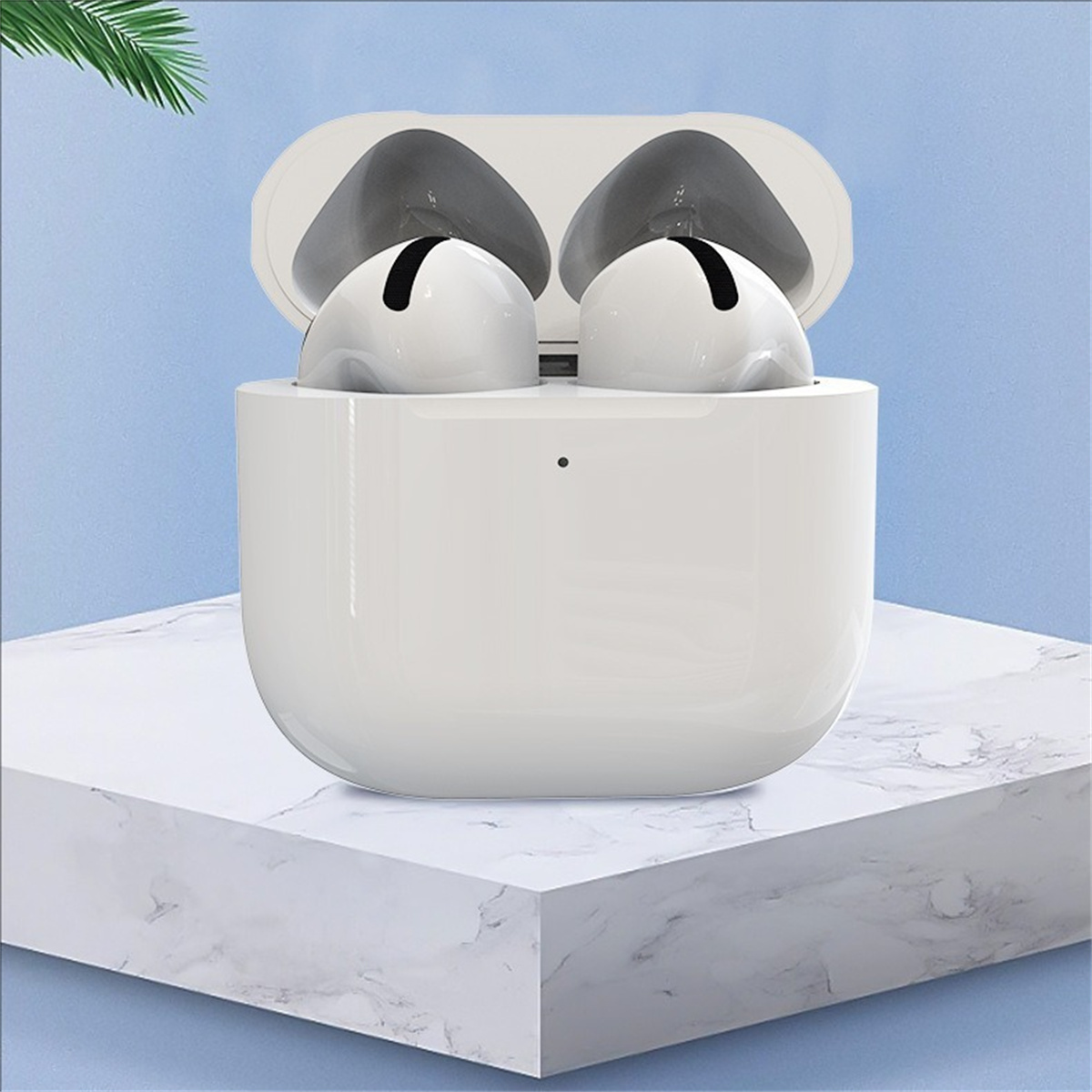 Weiße AirPods Pro im Ladecase auf Marmoroberfläche.