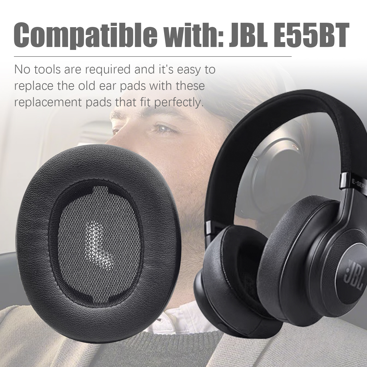 Czarne nauszniki po lewej stronie i słuchawki po prawej. Twarz mężczyzny jest rozmyta w tle.