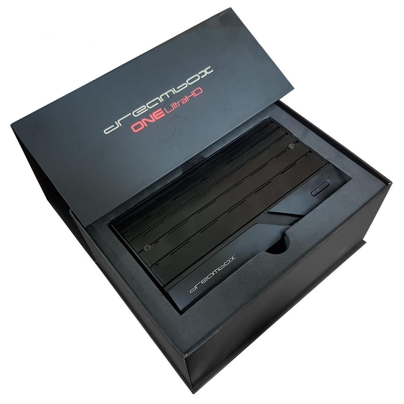 Schwarze Box mit Gerät, schwarzes Gerät mit Linien oben und Markenname.