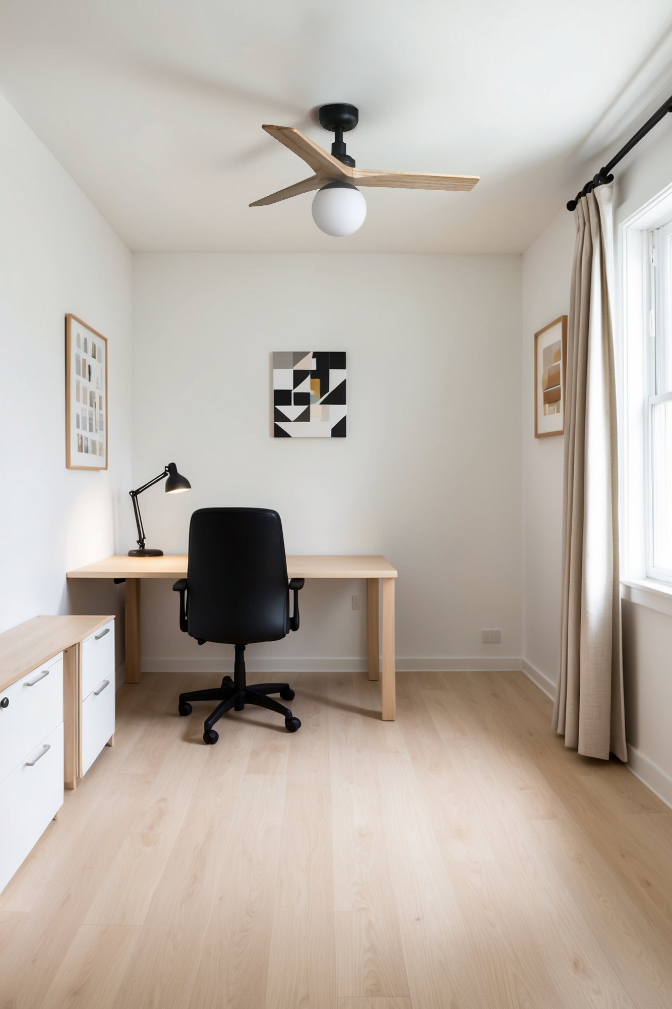 Ein gut beleuchteter Büroraum mit Schreibtisch, Stuhl und Kunstwerk. Holzboden und Deckenventilator.