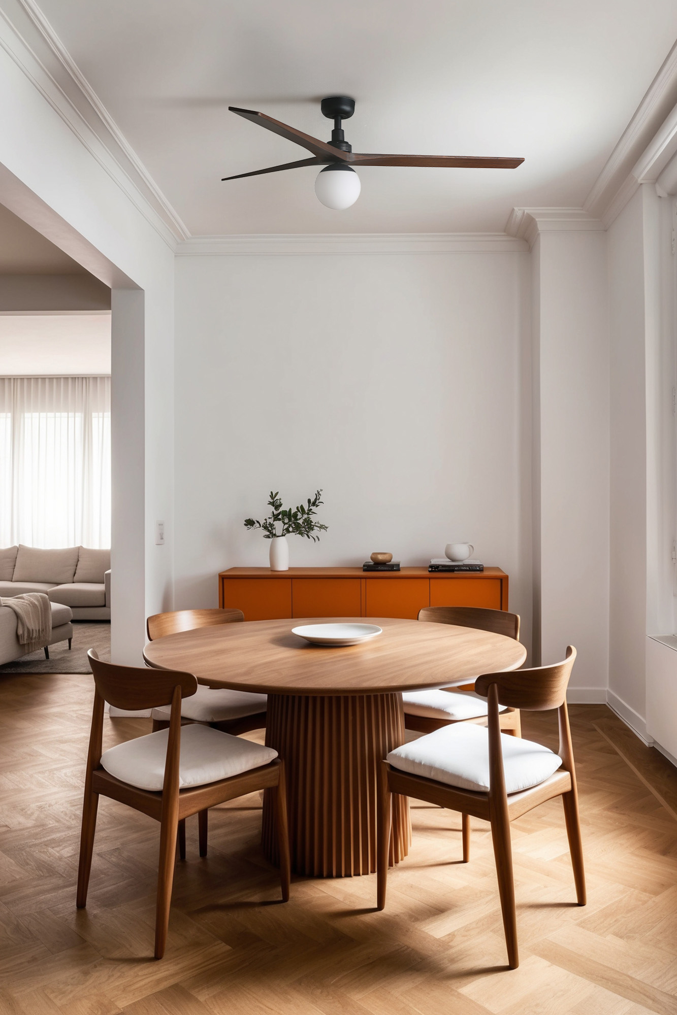 Modernes Esszimmer mit rundem Holztisch, Stühlen und Deckenventilator.