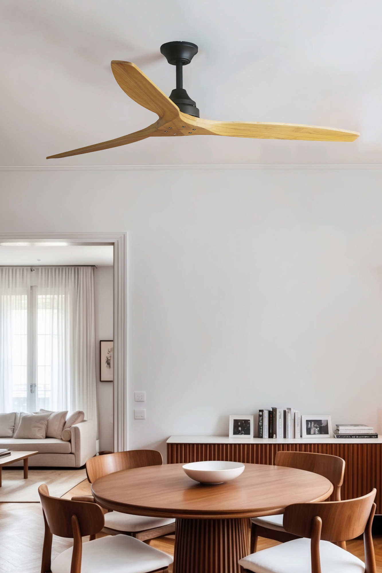 Wohnzimmer mit Deckenventilator aus Holz, Esstisch, Stühlen, Sideboard und weißen Wänden.
