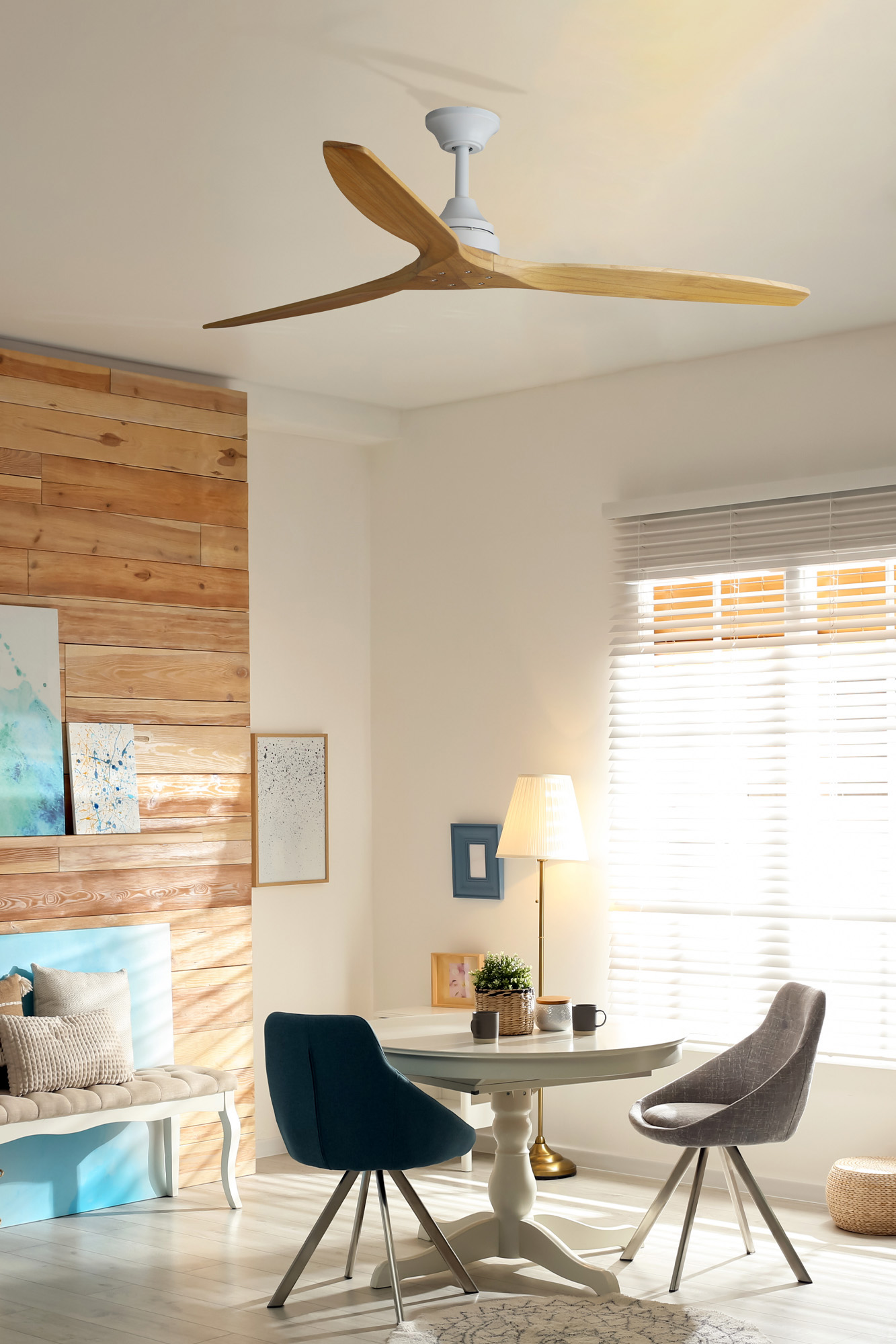 Modernes Wohnzimmer mit Deckenventilator, Holzwand und rundem Tisch mit Stühlen.