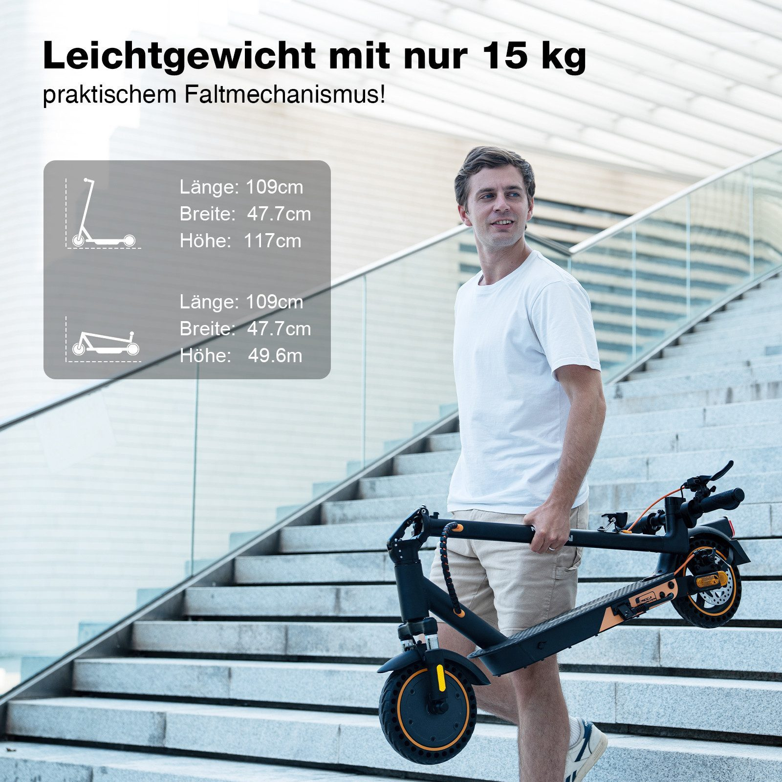 Ein Mann trägt einen zusammengeklappten schwarz-orangen Elektroroller. Die Abmessungen sind angegeben.