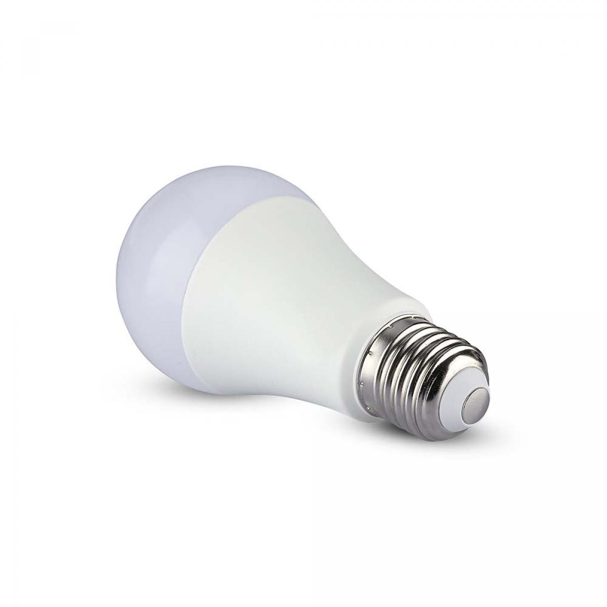 Una lampadina LED bianca con una parte superiore rotonda, smerigliata e una base metallica.