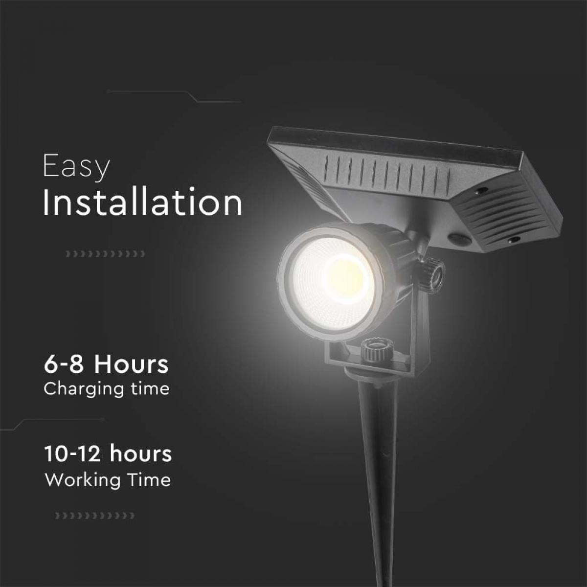Eine schwarze LED-Gartenleuchte mit weißem Licht. Es ist einfach zu installieren und hat Lade- und Arbeitszeiten.