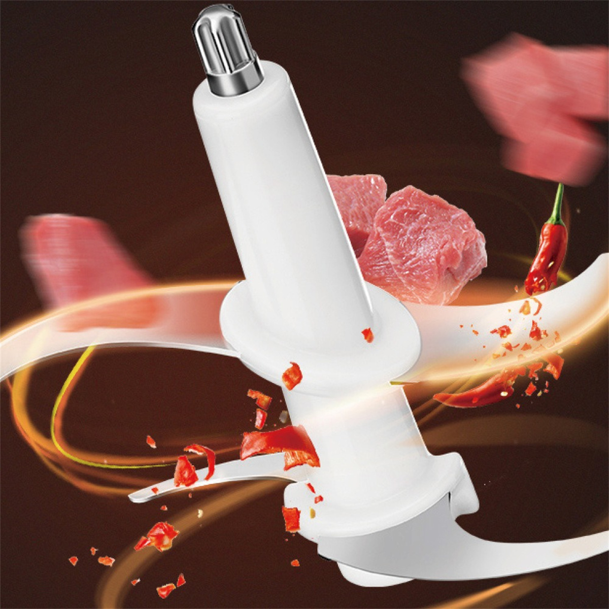 Weißes Küchenmaschinenmesser mit roter Chili und rohen Fleischstücken auf braunem Hintergrund.