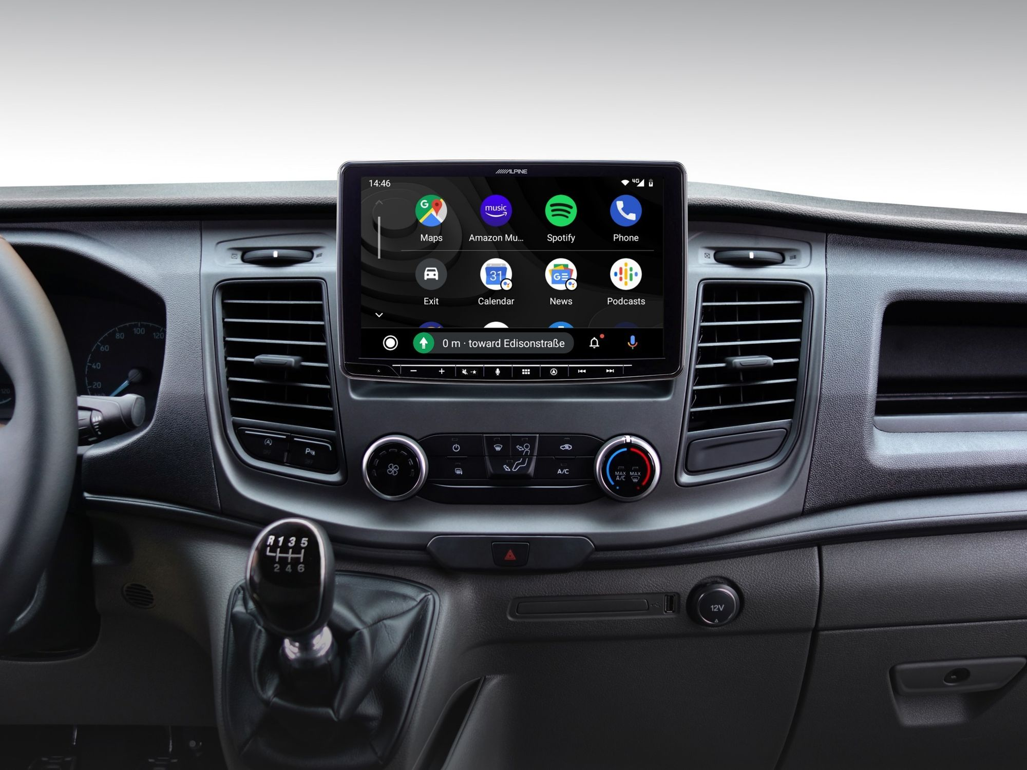 Armaturenbrett eines Fahrzeugs mit Digitalanzeige, die Navigation und App-Symbole zeigt, einschließlich Karten und Musik.