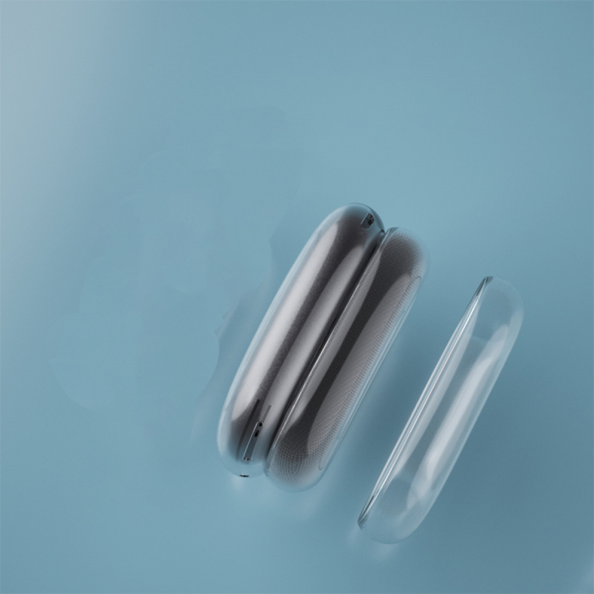 Trzy przezroczyste etui na niebieskiej powierzchni. Jedno jest otwarte z siatką w środku.