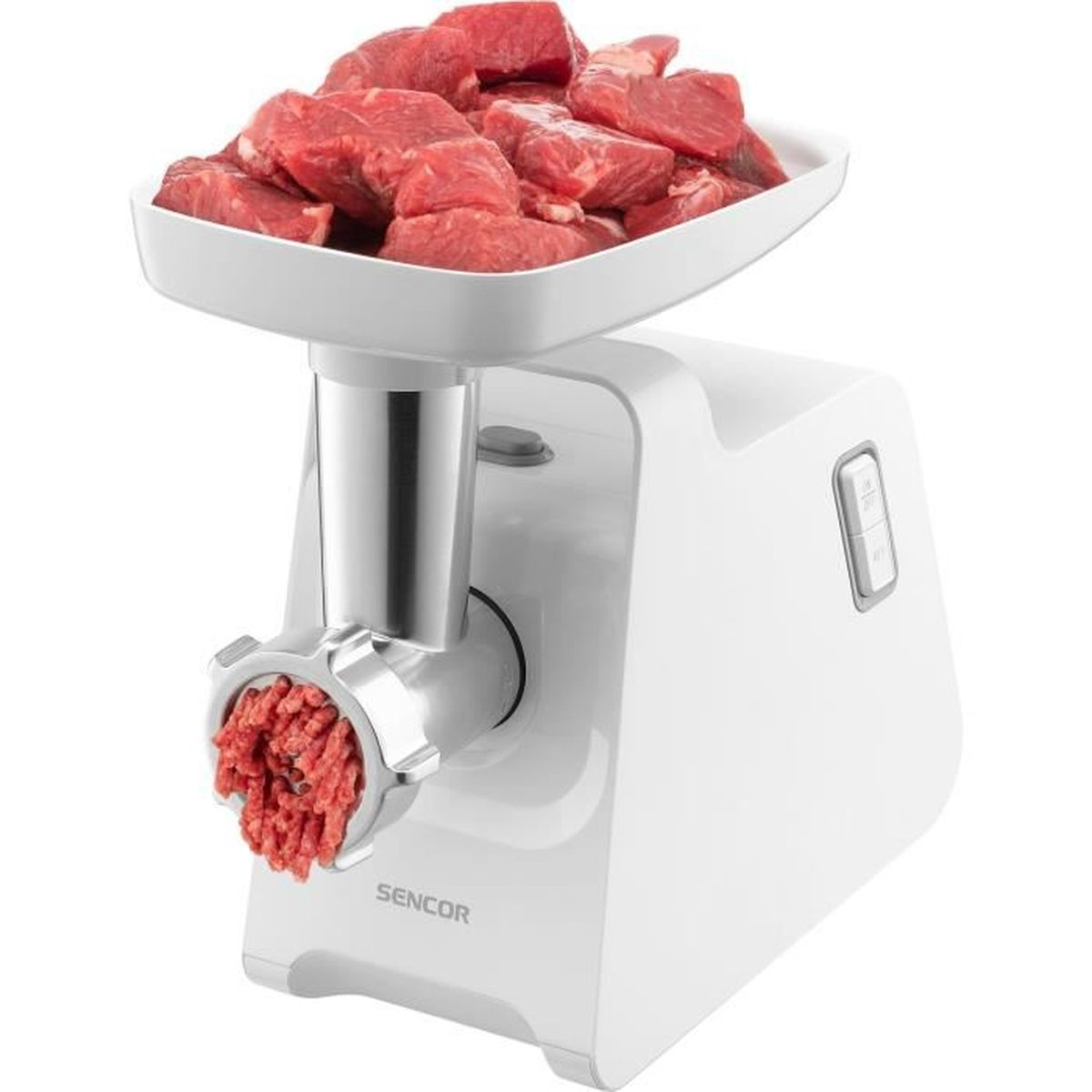 Un tritacarne bianco con carne macinata che esce. Carne rossa cruda nel vassoio superiore.