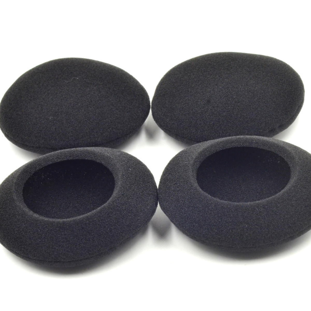 Cztery czarne nauszniki pokazane na białym tle.