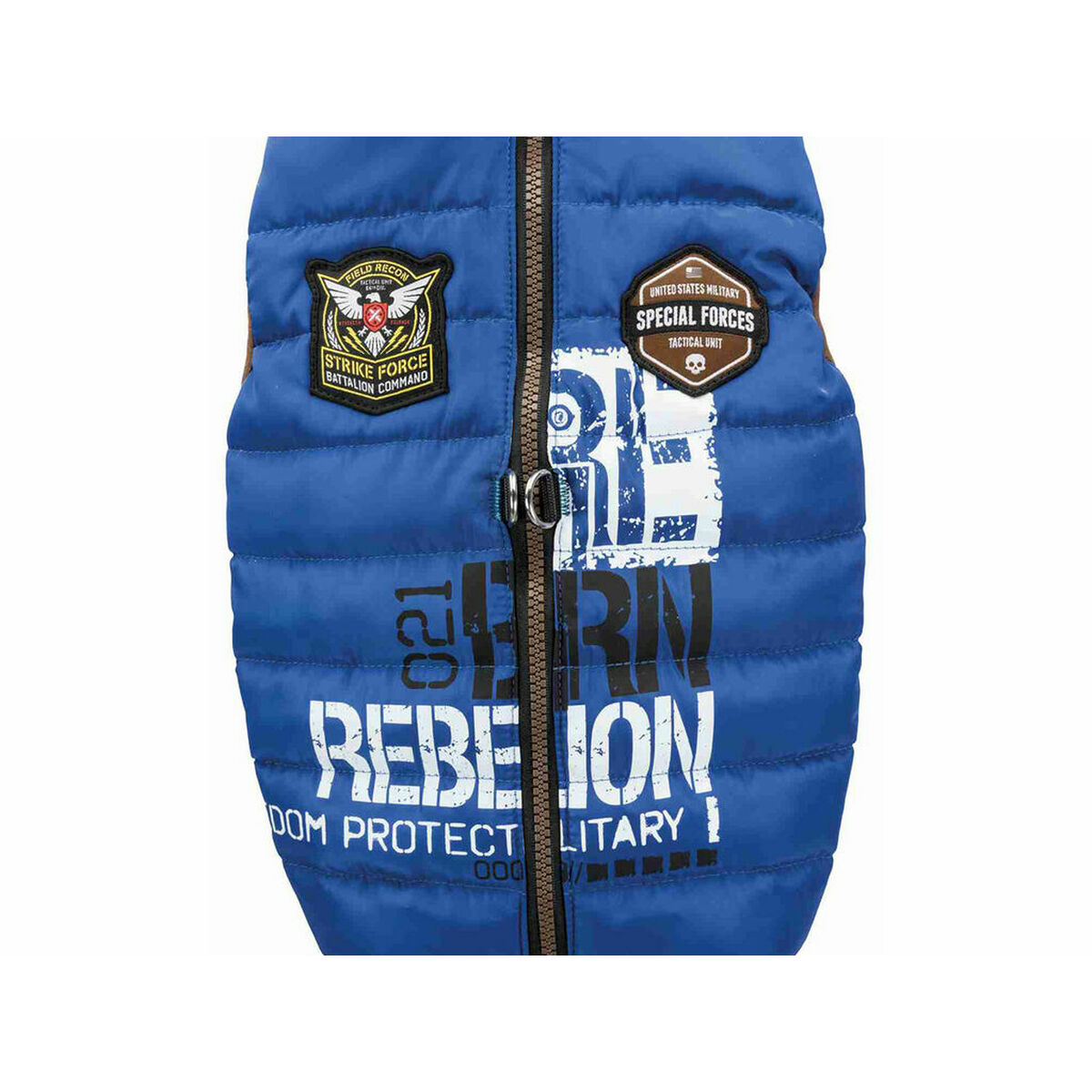 Blaue Hunde-Weste mit Aufnähern, Reißverschluss und Text. Aufnäher sagen 'Strike Force' und 'Special Forces'.