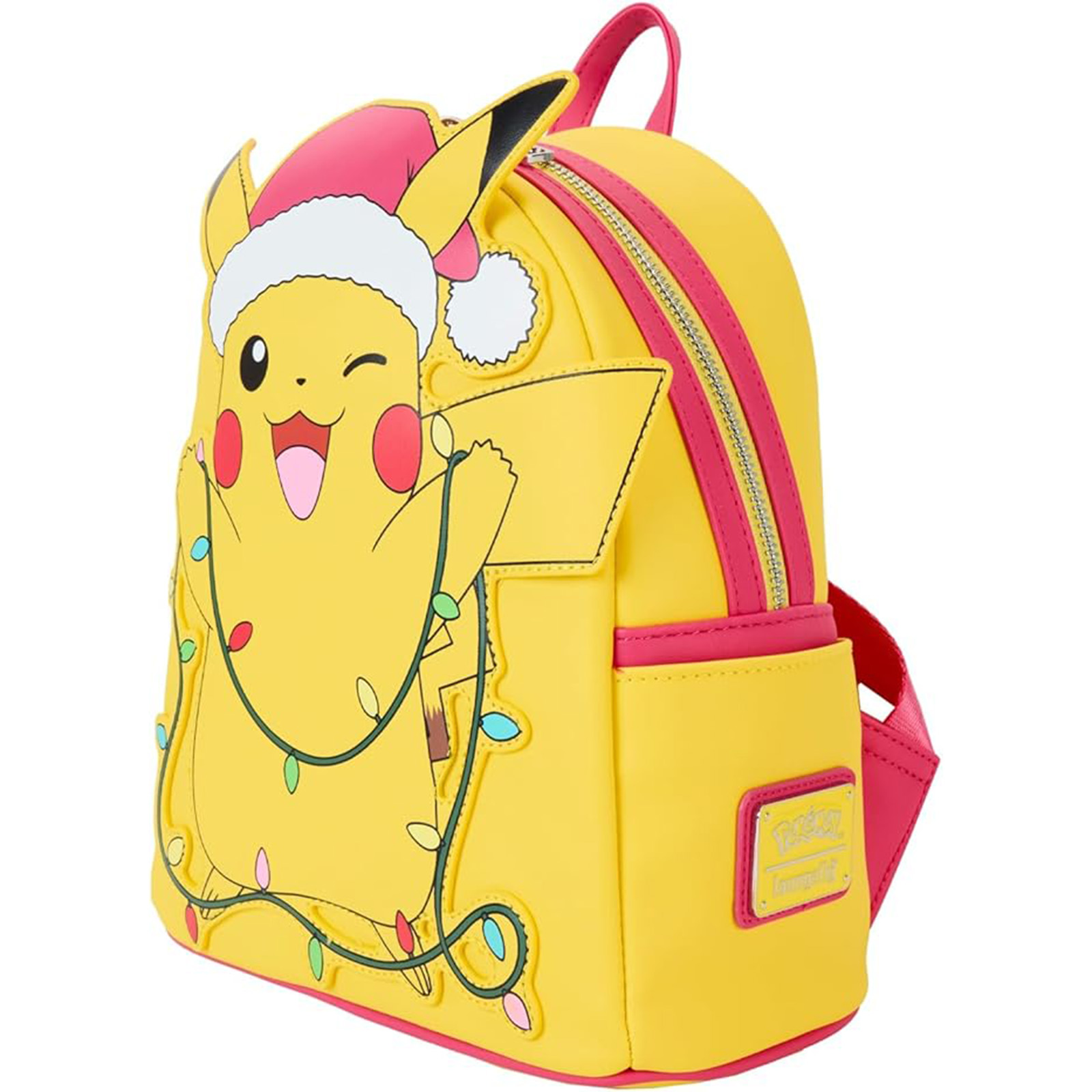 Gelber Pikachu-Rucksack mit Weihnachtsmütze, zwinkernd. Mit Weihnachtslichtern dekoriert. Rosa Akzente und weißer Hintergrund.