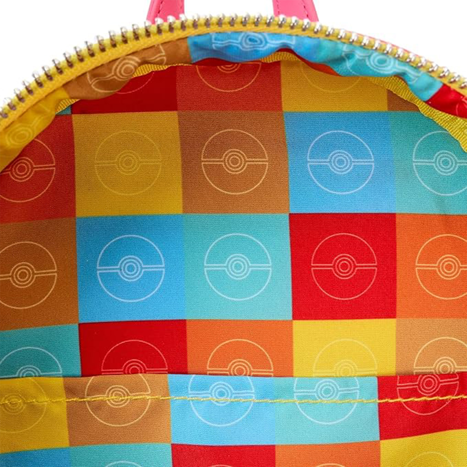 Inneres eines pink-gelben Pokémon-Rucksacks. Bunte Quadrate und Kreise.
