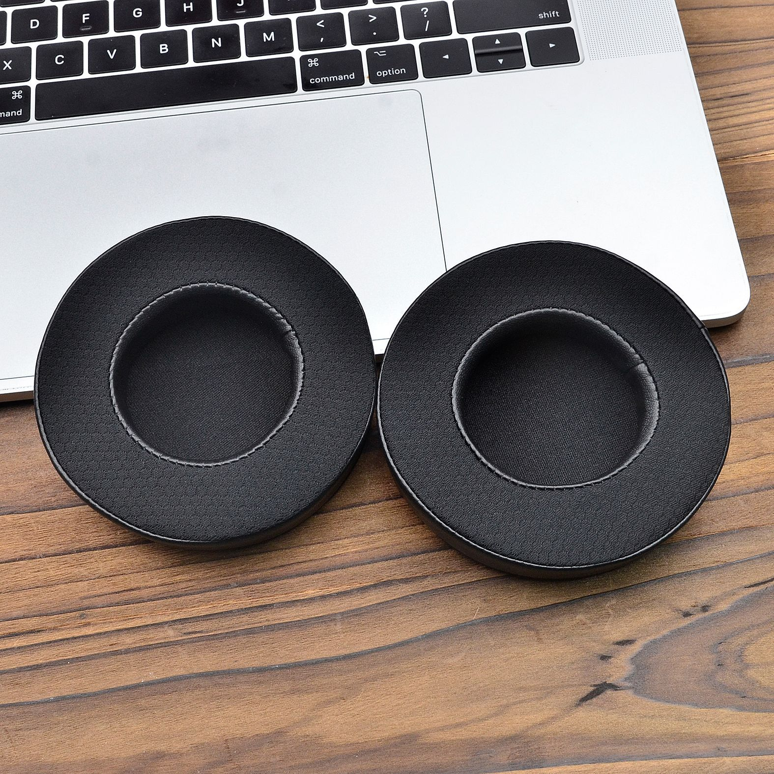 Czajnik ze stali nierdzewnej z drewnianą podstawą i uchwytem, pokrywką i sitkiem.