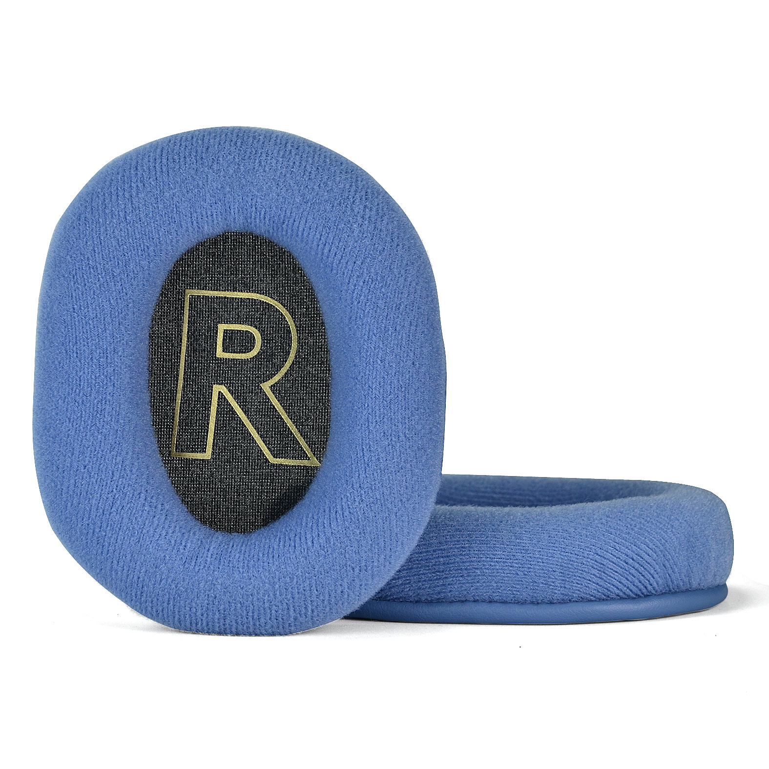 Due cuscinetti blu per auricolari. Uno ha una 'R' dorata su una rete nera. Sono per l'orecchio destro.