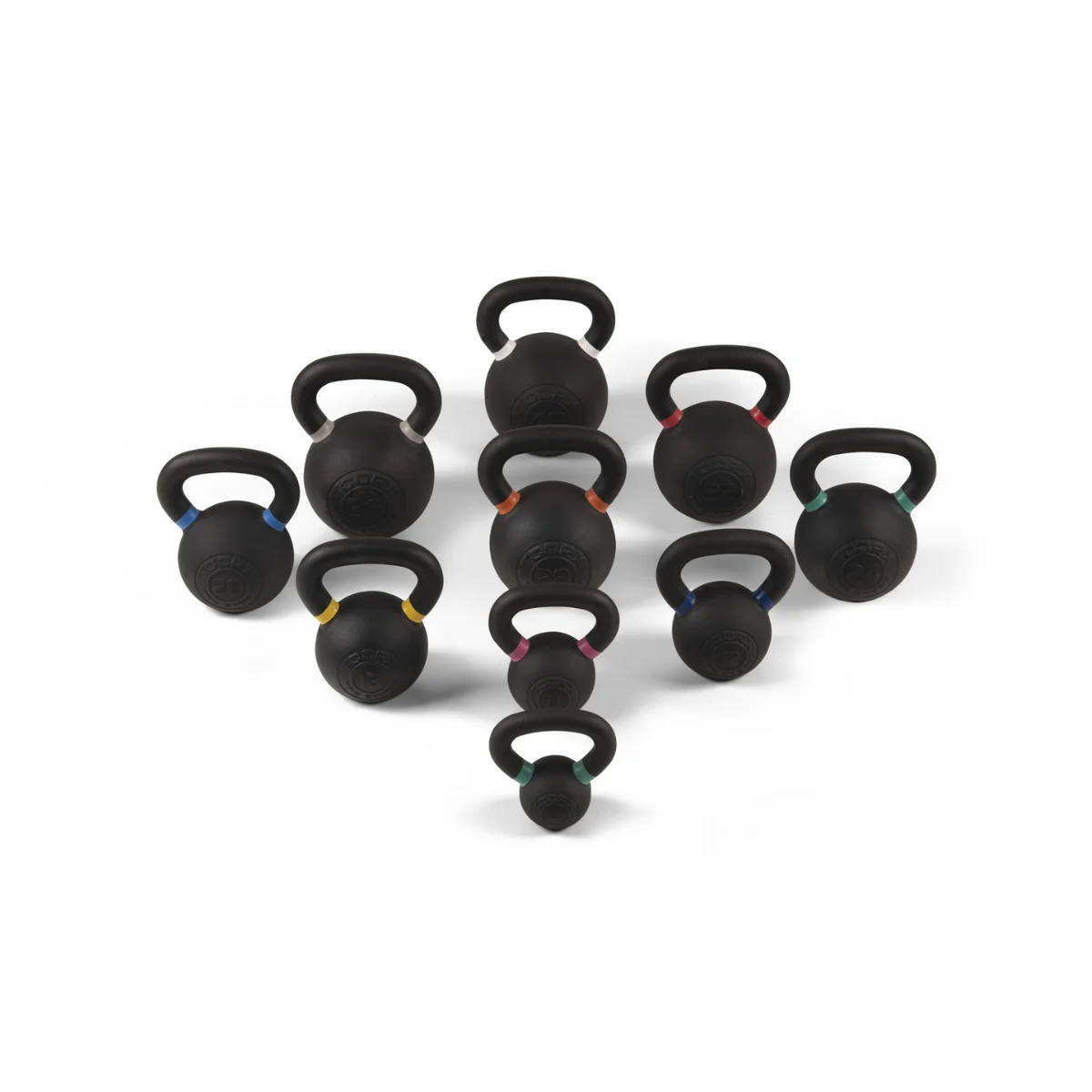 Eine Sammlung schwarzer Kettlebells, jede mit farbigem Griff.