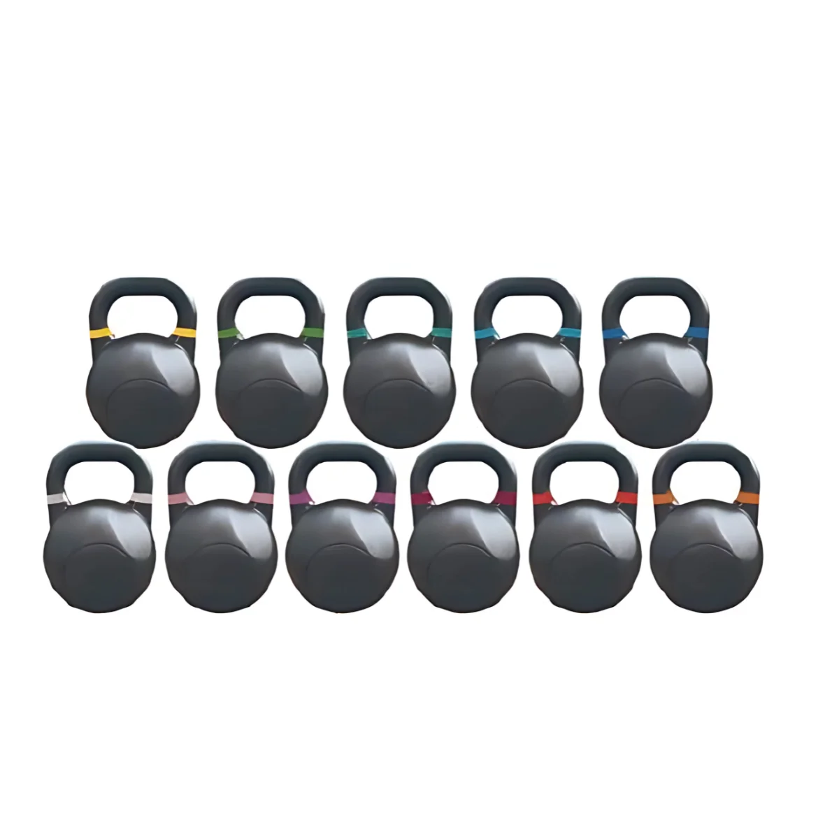 Eine Gruppe von zehn schwarzen Kettlebells mit farbigen Griffen, aufgereiht.