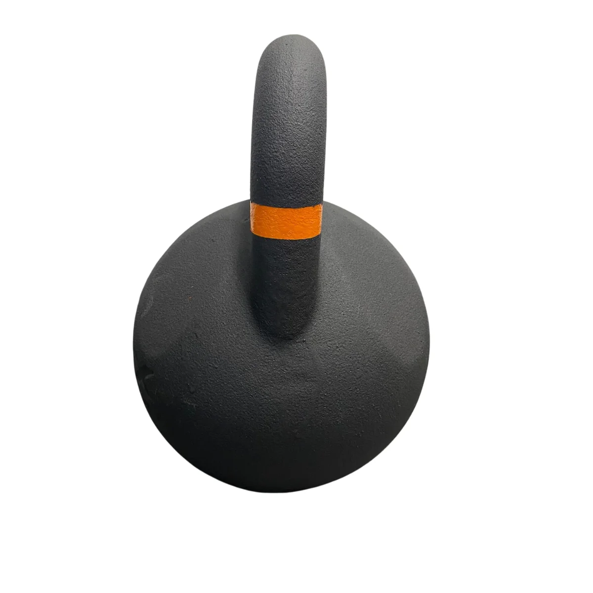 Schwarze Kettlebell mit orangefarbenem Streifen am Griff, auf weißer Oberfläche. Draufsicht.