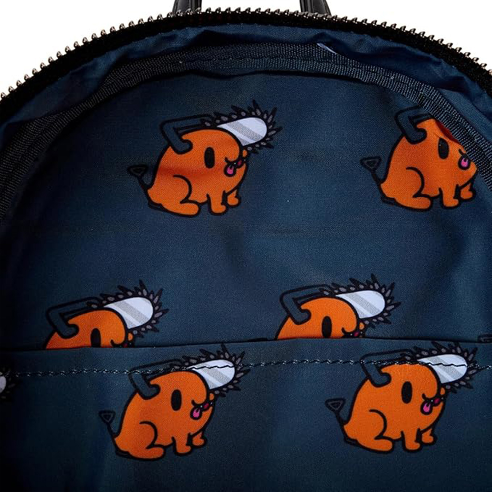 Interior de una mochila con un patrón de personajes de Chainsaw Man naranjas.