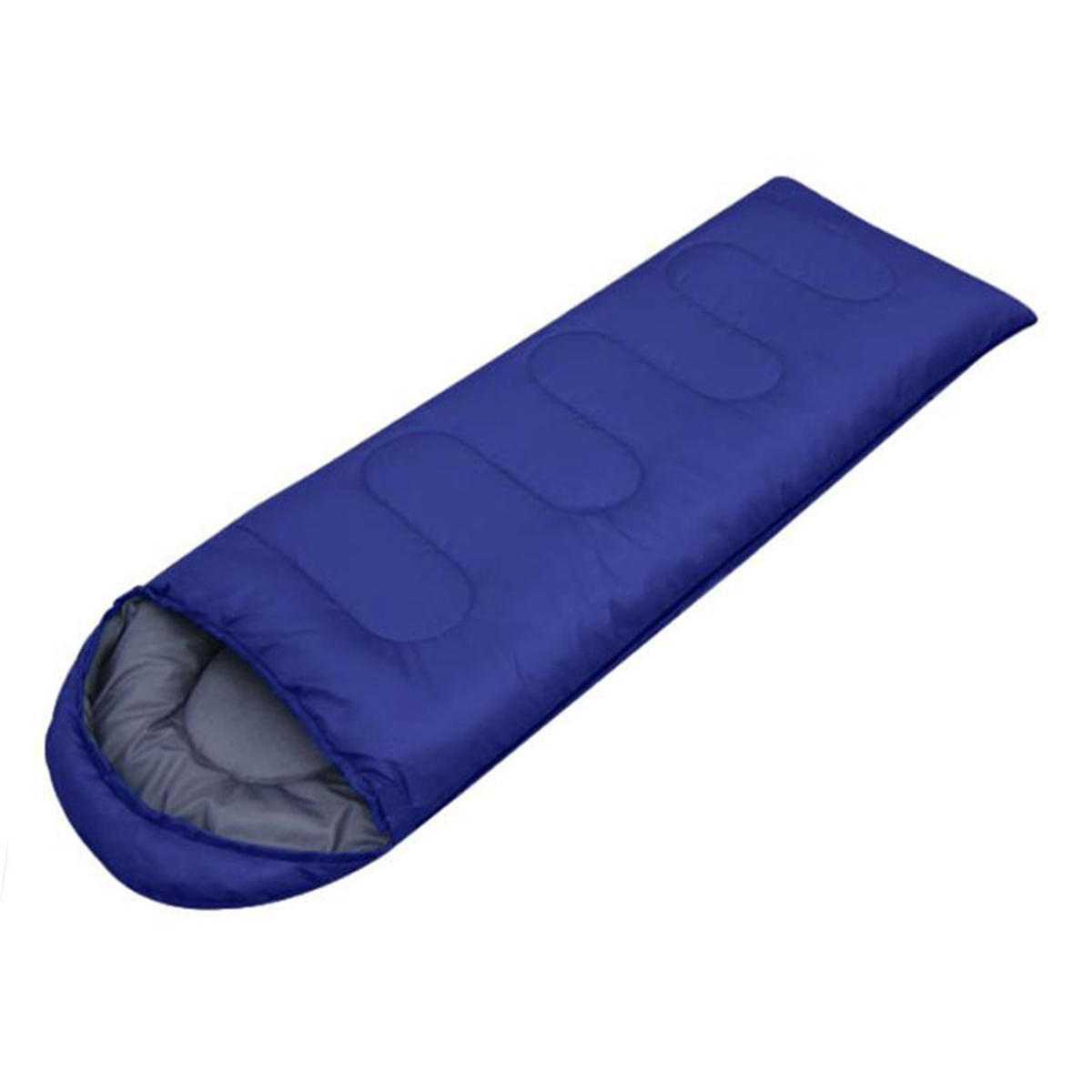 Ein blauer Schlafsack. Er ist oben geöffnet und hat ein graues Innere. Weißer Hintergrund.
