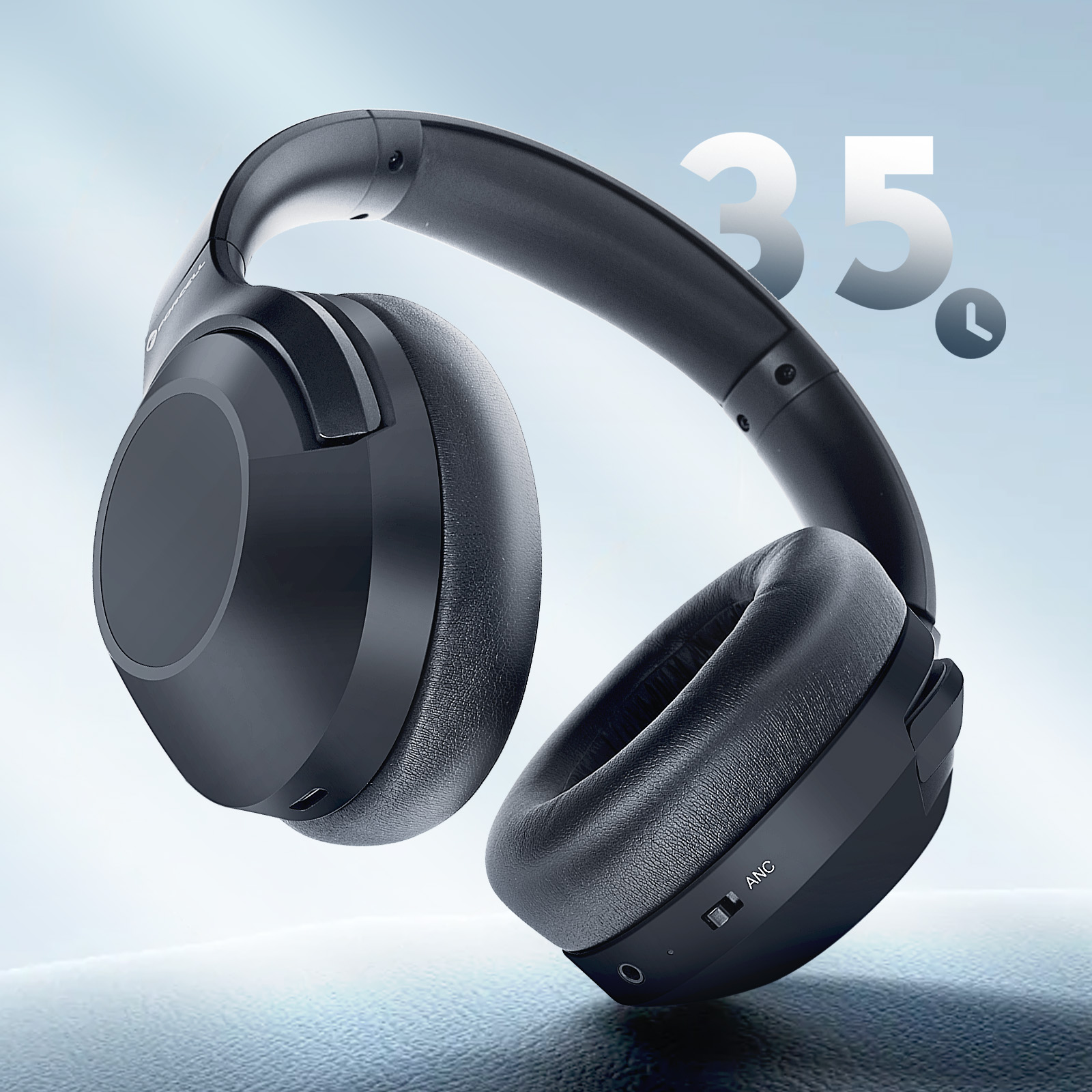 Ein schwarzes drahtloses Headset. Text lautet 35 und ANC. Der Hintergrund ist ein blau-weißer Farbverlauf.