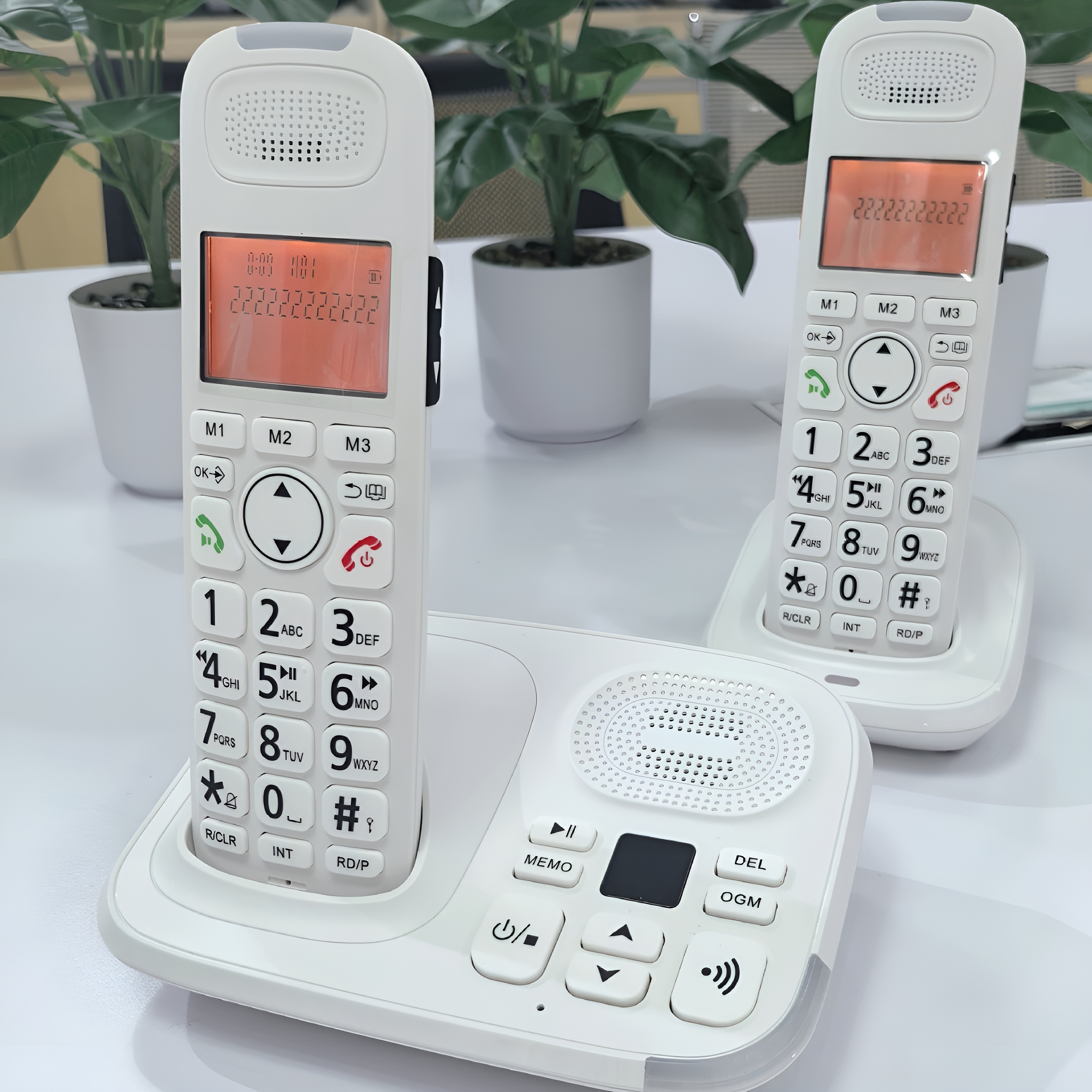 Zwei weiße schnurlose Telefone mit großen Tasten und Bildschirmen.