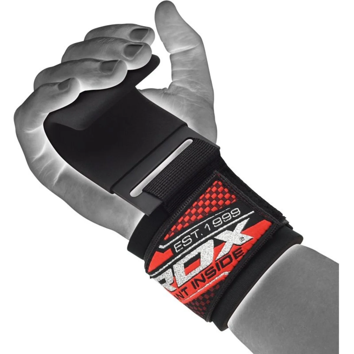 Eine Hand mit schwarzer und roter Handgelenkstütze mit Text.