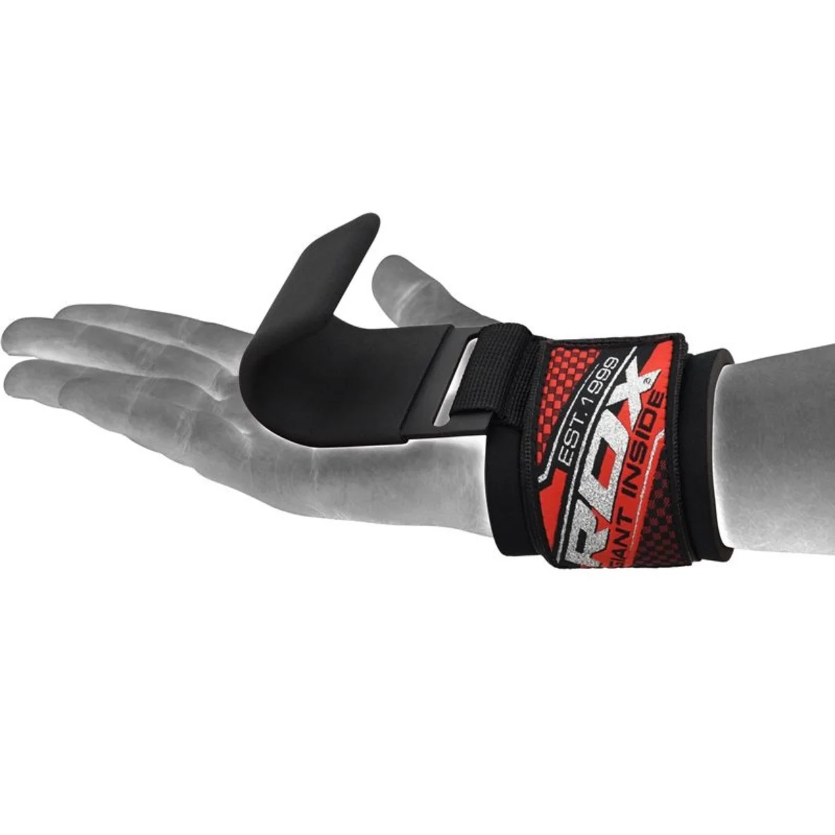 Ein Gewichtheberhaken, der an einer Handgelenkbandage befestigt ist. Der Haken ist schwarz, die Bandage rot und schwarz.