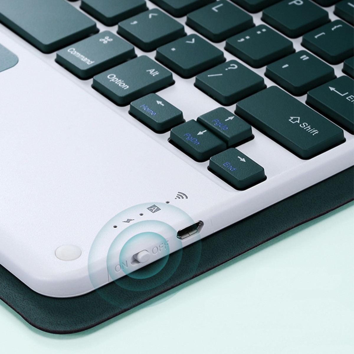 Zbliżenie białej i zielonej klawiatury z przełącznikiem włącz/wyłącz i portem USB.