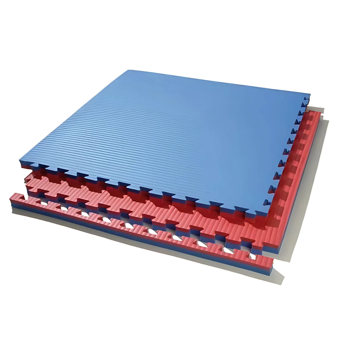 Tapis en mousse bleus et rouges emboîtables empilés, montrant une surface texturée.