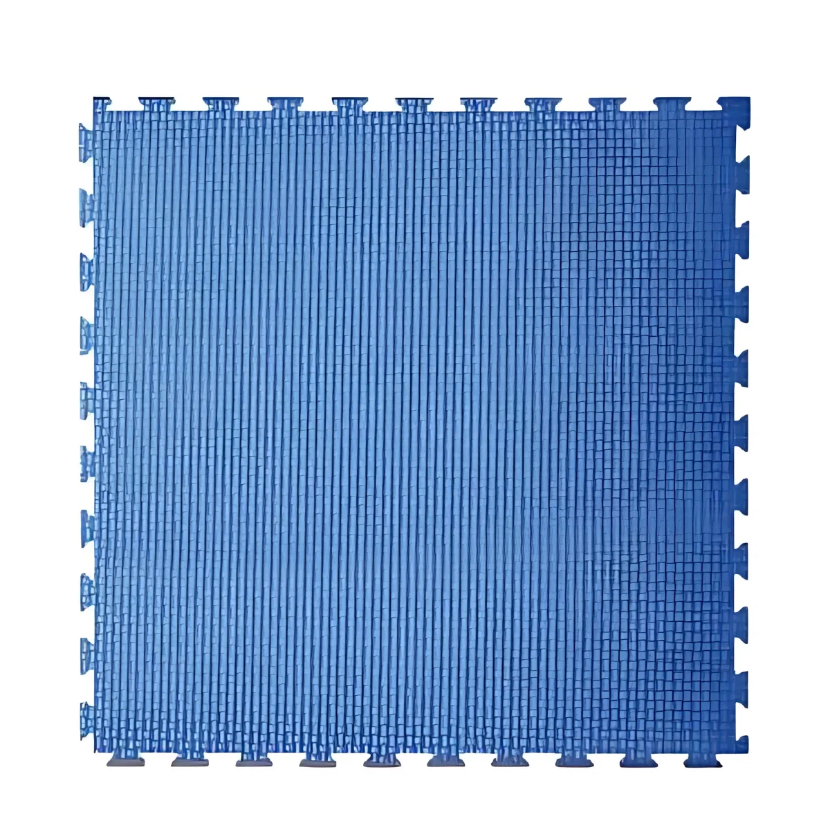 Un tapis en mousse bleu emboîtable avec un motif quadrillé, isolé sur blanc.