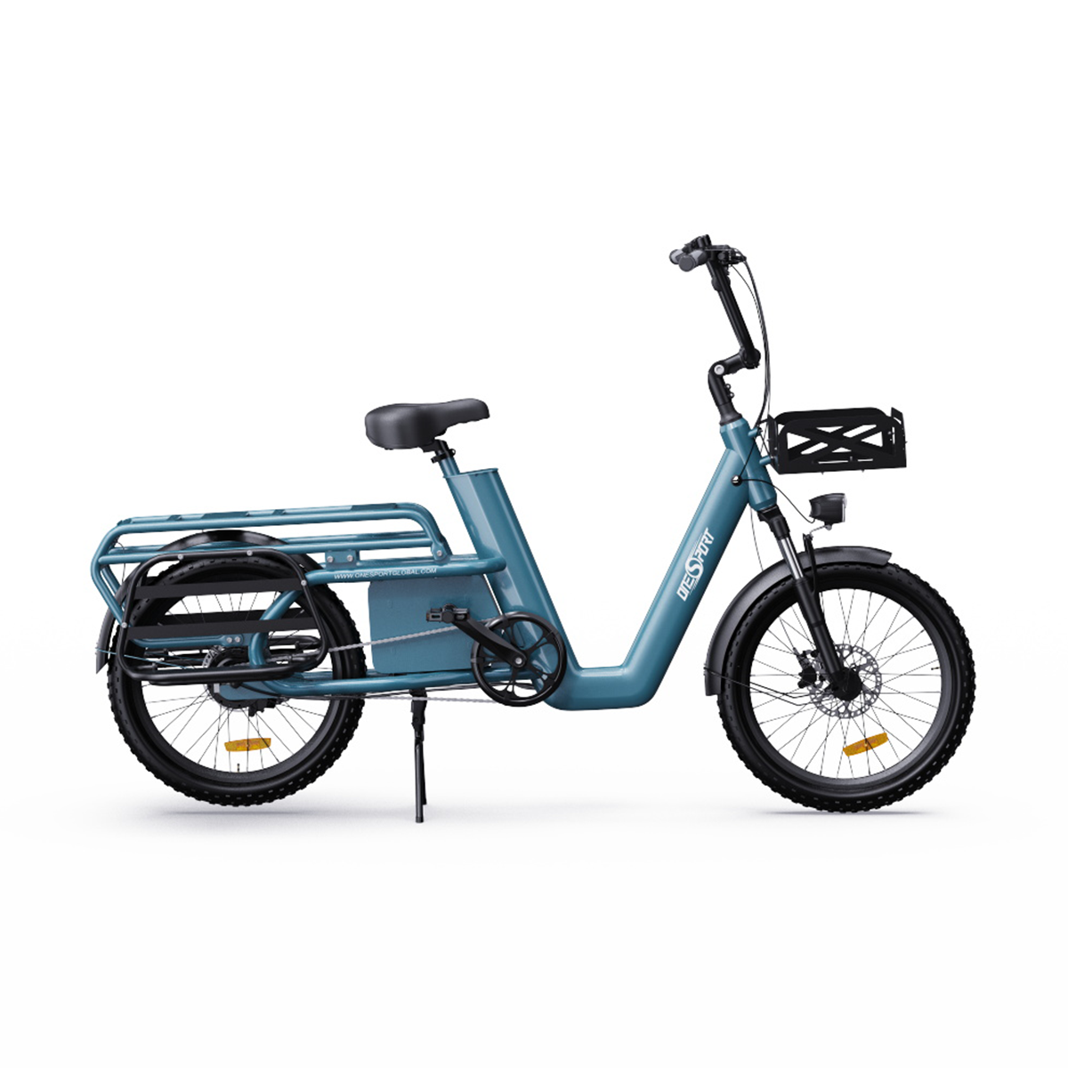 Elektryczny niebieski rower w stylu cargo na białym tle. Posiada koszyk i tylny bagażnik.