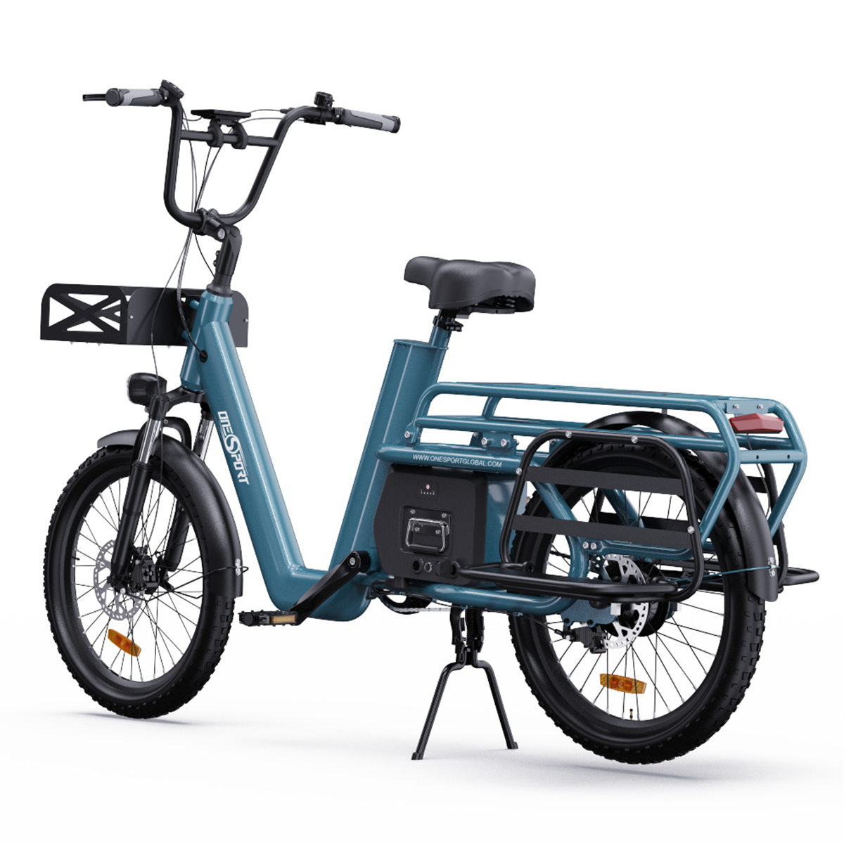 Niebieski rower elektryczny z bagażnikiem, koszem i czarnymi oponami na białym tle.