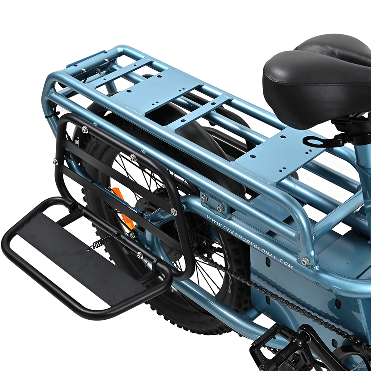 Niebieski bagażnik rowerowy z czarnym podnóżkiem, dwoma kołami i czarnym siedzeniem, na białym tle.
