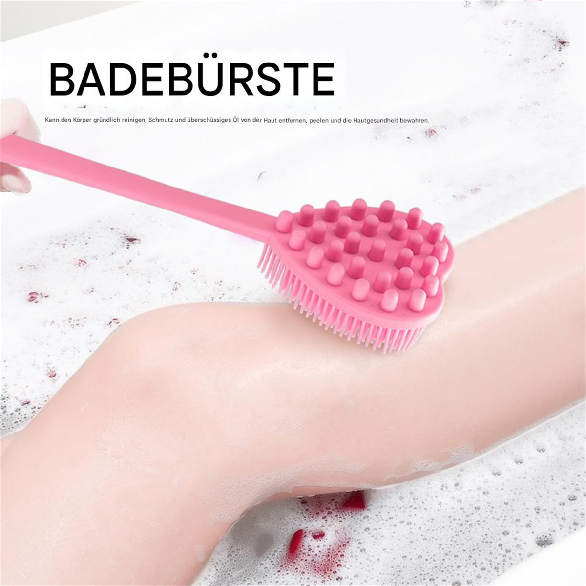Eine rosa Badebürste, die auf der Haut verwendet wird. Seifenblasen sind sichtbar. Text lautet 'Badebürste'.