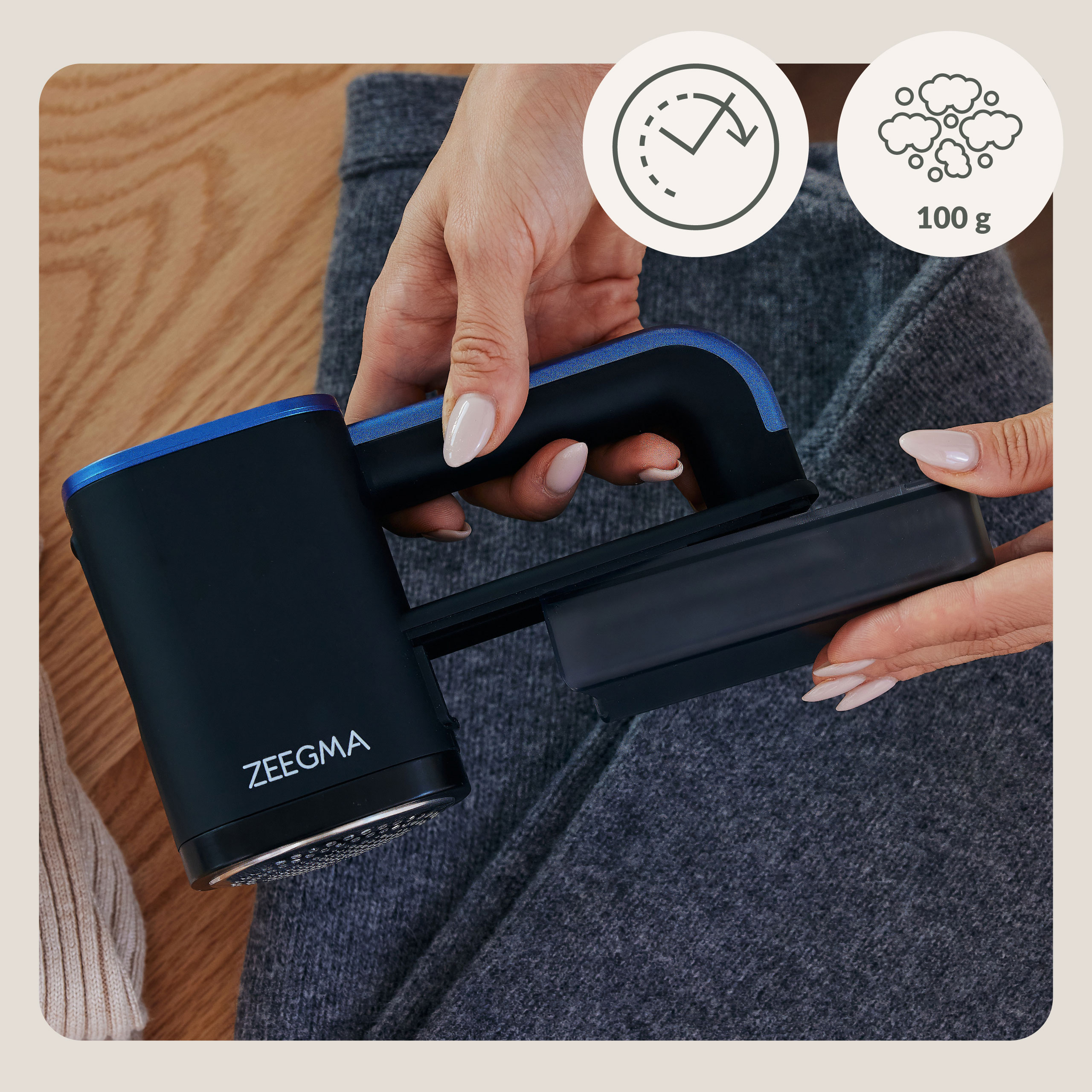 Kobieta używa golarki do tkanin Zeegma na szarych spodniach. Golarka czarna z niebieskim uchwytem.