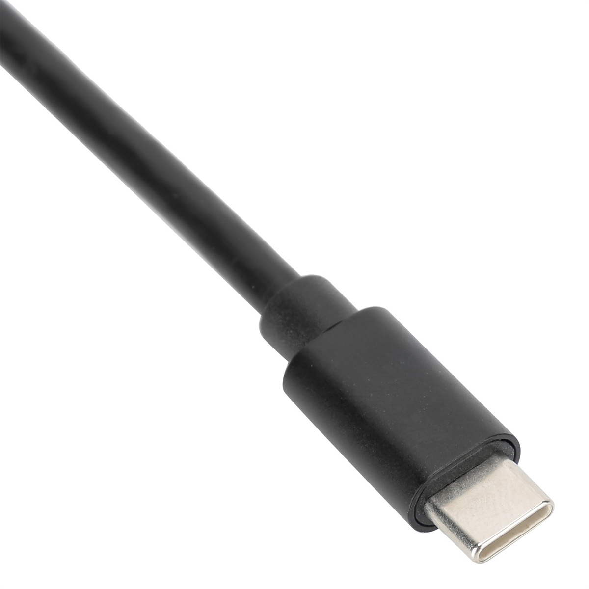 Nahaufnahme eines schwarzen USB-C-Kabels mit silbernem Stecker vor weißem Hintergrund.