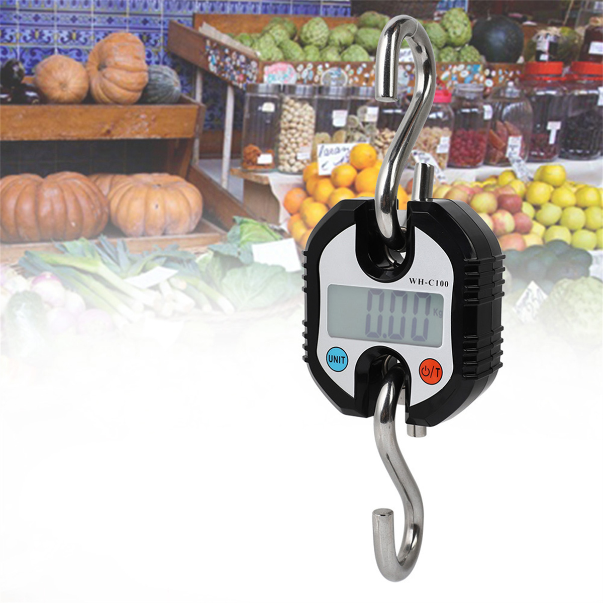 Digitale Hängewaage mit Haken, schwarzem Gehäuse und Digitalanzeige. Im Hintergrund ein Marktstand mit Produkten.