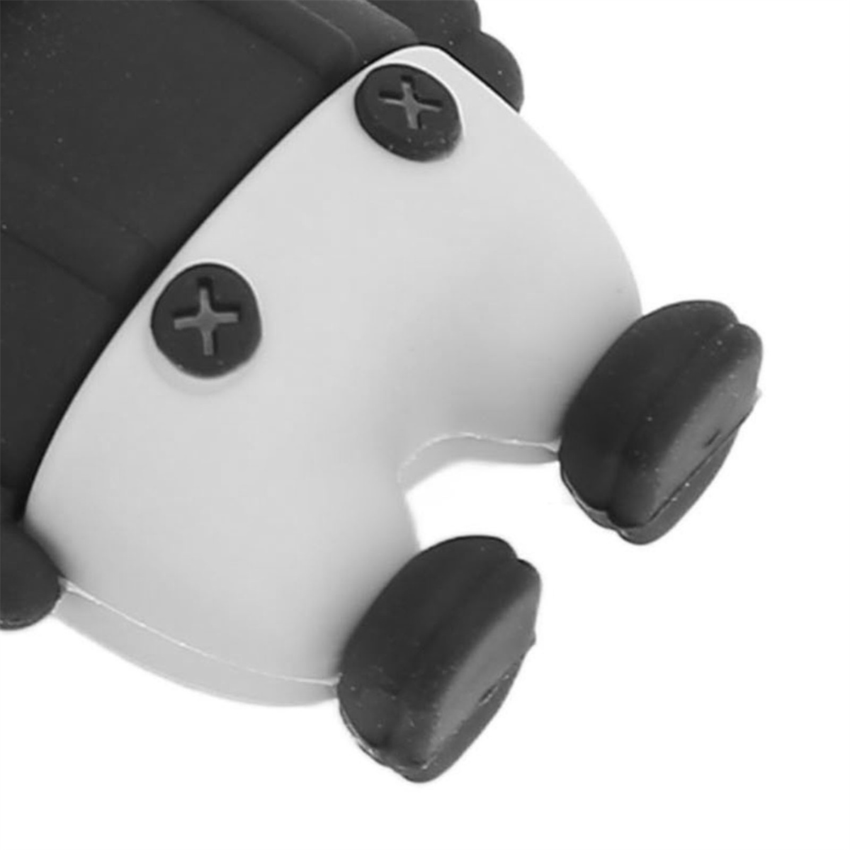 Nahaufnahme eines schwarz-weißen USB-Sticks in Panda-Form. Weißer Hintergrund.