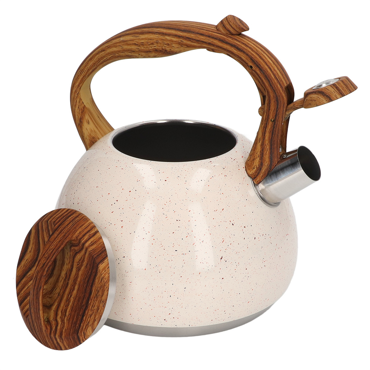 Cremefarbener Wasserkocher mit Holzgriff und Deckel, rote Sprenkel. Weißer Hintergrund.