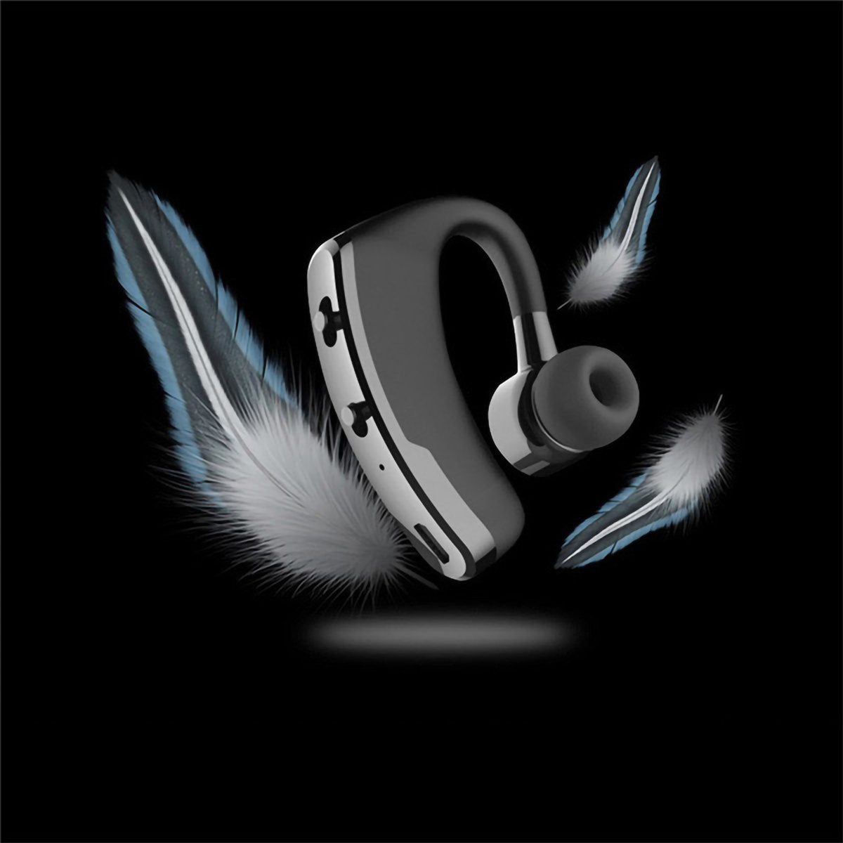 Schwarzes und silbernes Bluetooth-Headset mit schwebenden Federn. Schwarzer Hintergrund.