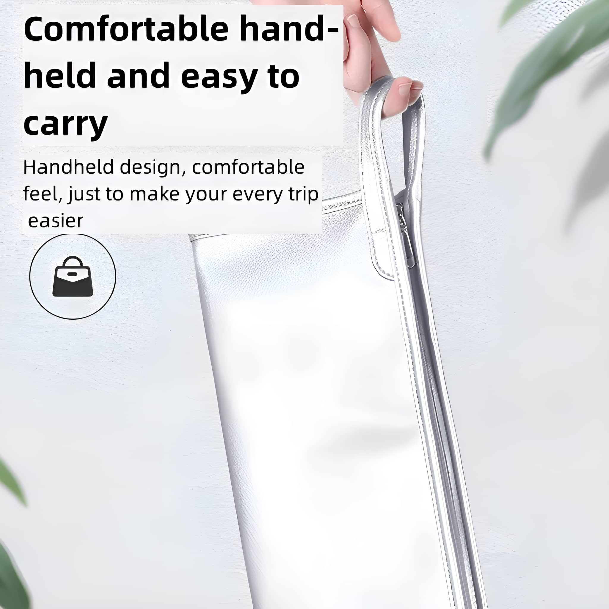 Eine Hand, die eine silberne, vertikale Handtasche hält. Die Tasche hat einen Reißverschluss.