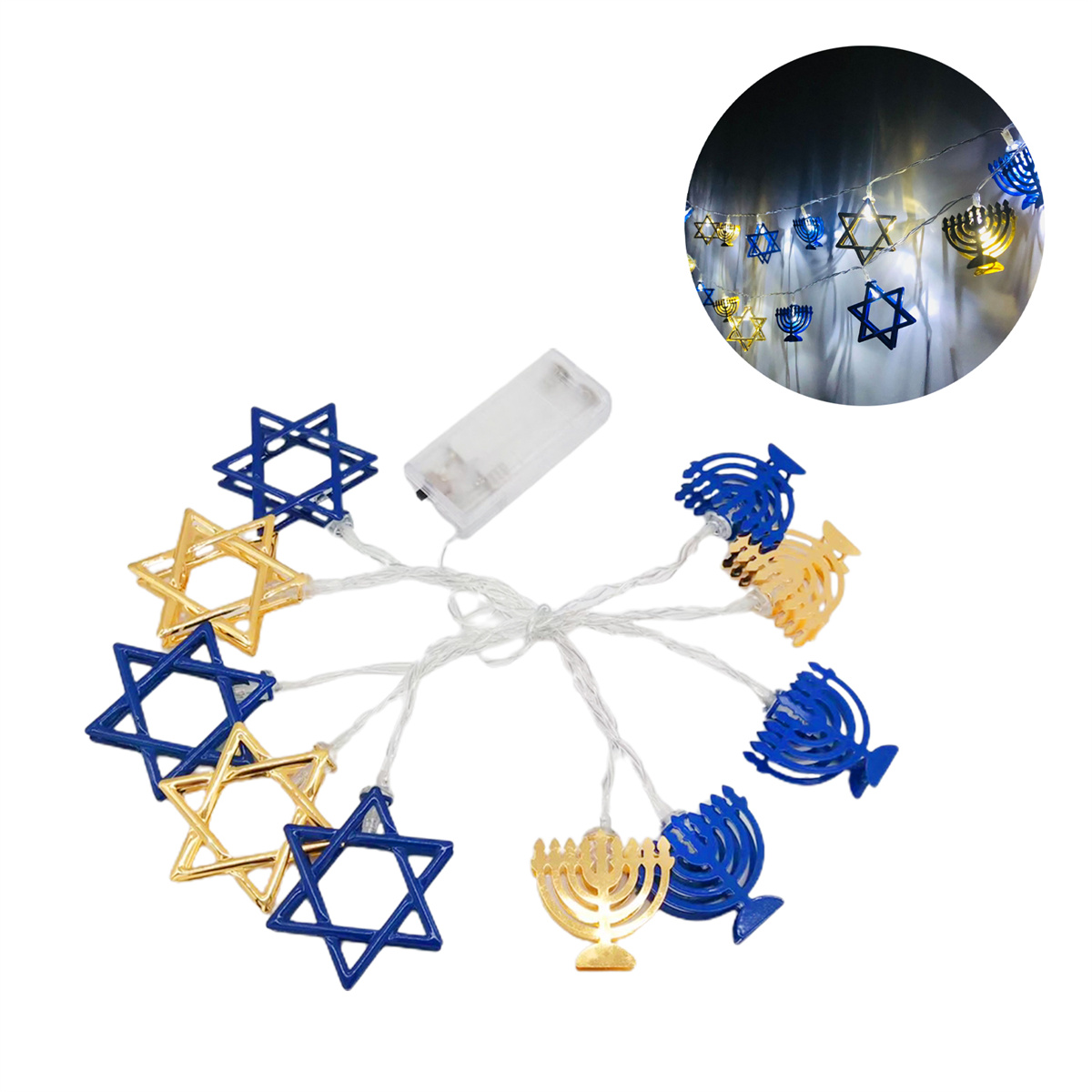 Eine Lichterkette mit Chanukka-Lichtern mit blauen und goldenen Davidstern- und Menora-Formen. Ein Akku ist sichtbar.