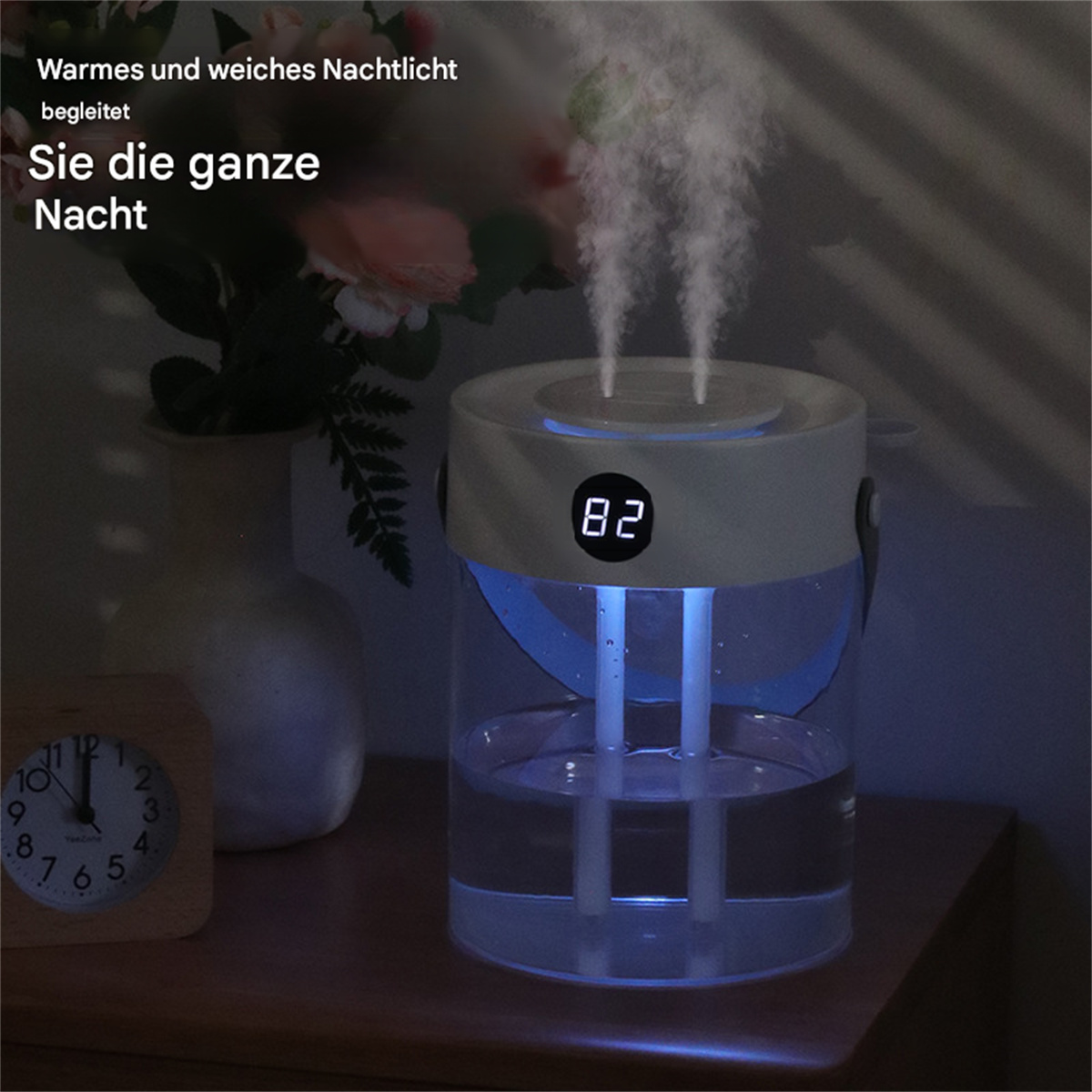 Luftbefeuchter mit Wasser und Dampf, neben einem Nachttisch mit Uhr und Blumen.