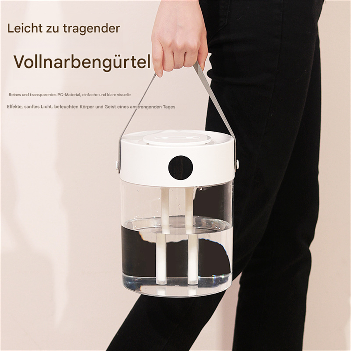 Weißer, transparenter Luftbefeuchter, der von einer Person gehalten wird.