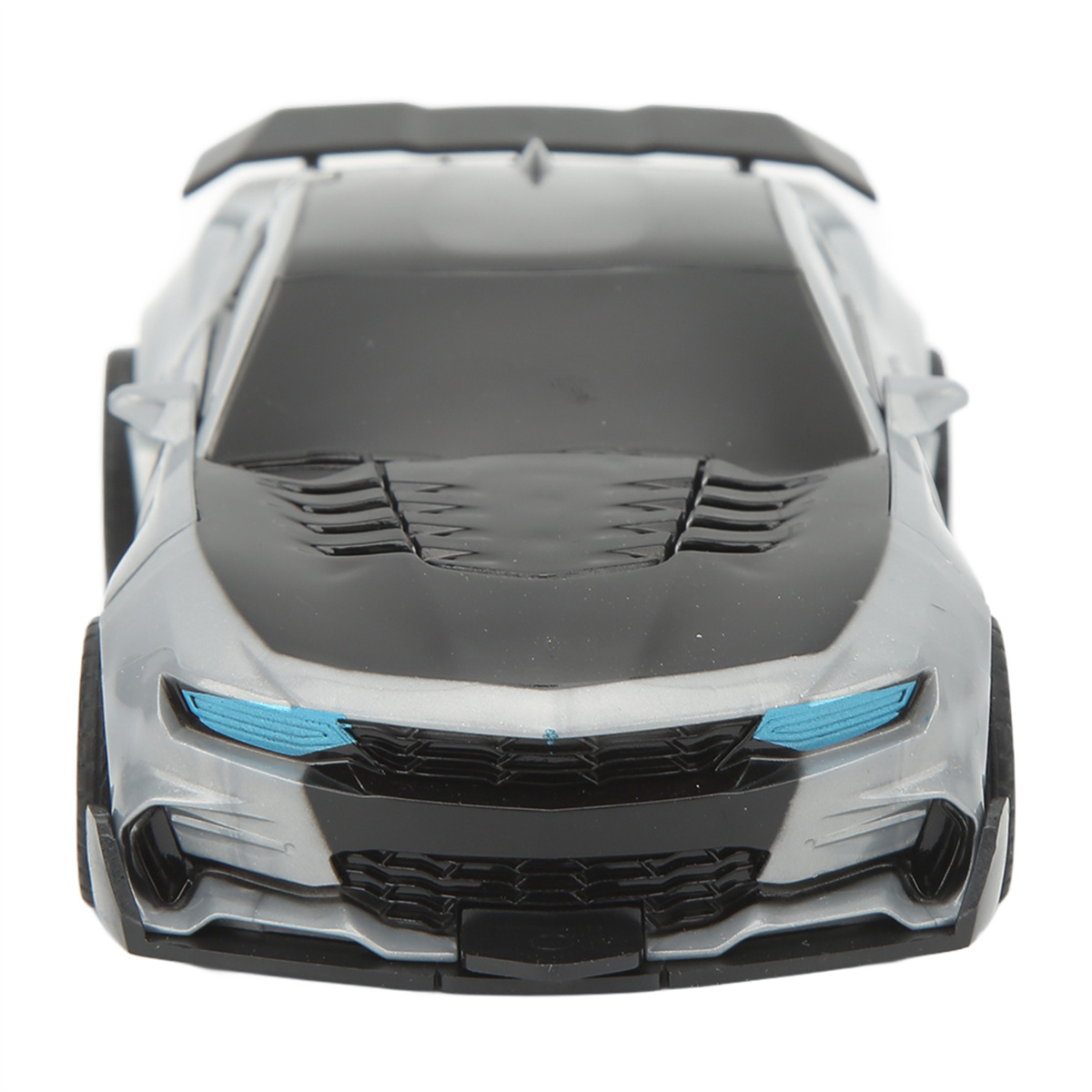 Ein grau-schwarzes Spielzeugauto. Es hat blaue Scheinwerfer. Der Hintergrund ist weiß.